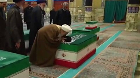 بوسه آیت الله جوادی آملی بر عمامه رهبر شهید