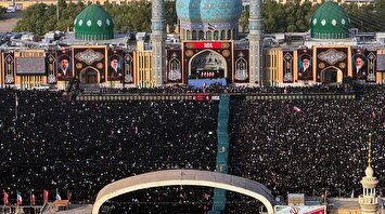 تصاویر هوایی از جمعیت عظیم نمازگزاران بر پیکر رهبر شهید در جمکران