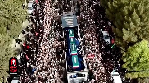 لحظه ورود خودروی حامل پیکر رهبر شهید انقلاب اسلامی به مسیر تشییع قم
