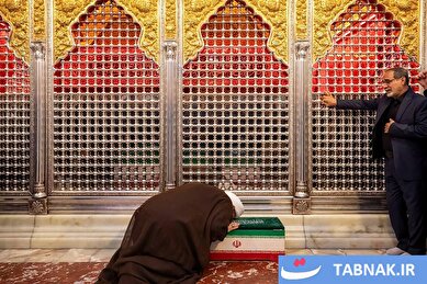 عکس: طواف پیکر شهدای خانواده رهبر شهید در جوار ضریح امام علی (ع)، سیدالشهدا (ع) و حضرت عباس (ع)