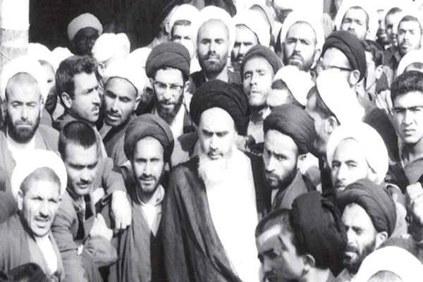 اینترنشنالِ زمان رضاخان به روایت رهبر شهید/شایعه کردند روحانیون در سماور شراب ریختهاند اینترنشنالِ زمان رضاخان به روایت رهبر شهید/شایعه کردند روحانیون در سماور شراب ریختهاند