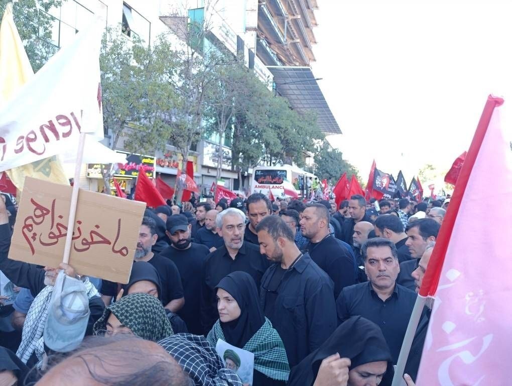 مشهد؛ شهر بی‌خوابِ عشق در آستانه وداع با رهبر شهید/ خیابان امام رضا(ع) میزبان حماسه ای بی وقفه