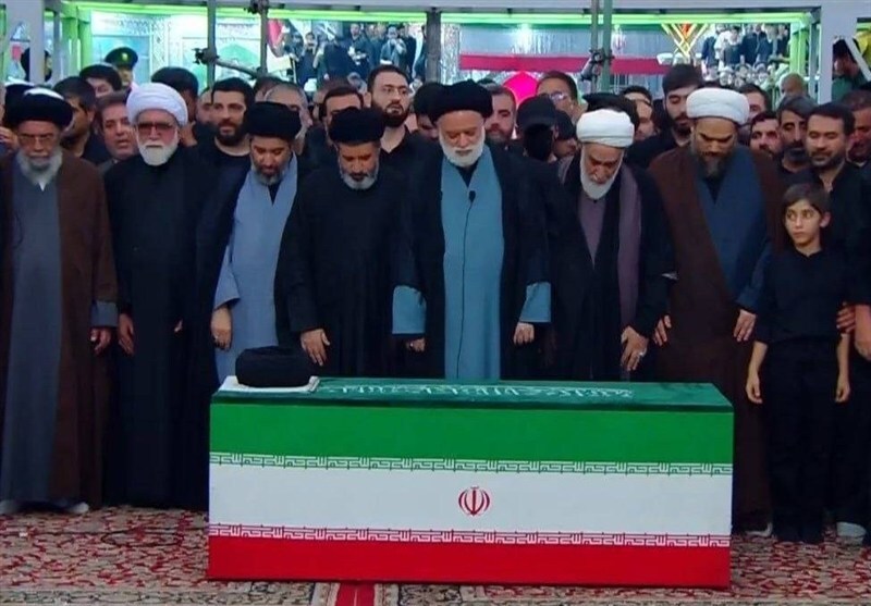 مشهد در وداع با آقای شهید ایران حماسه آفرید/ نماز فرزند بر پیکر مطهر پدر مشهد در وداع با آقای شهید ایران حماسه آفرید/ نماز فرزند بر پیکر مطهر پدر