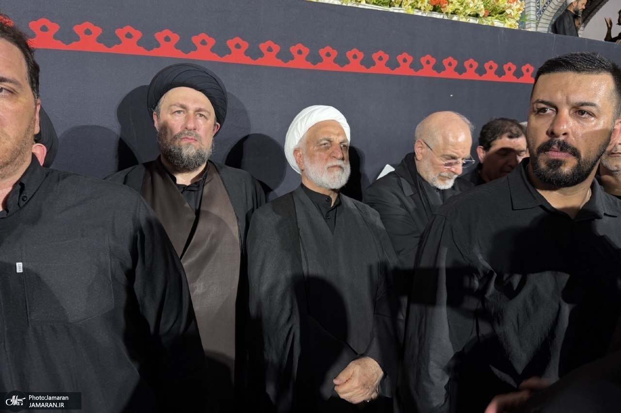 مشهد در وداع با آقای شهید ایران حماسه آفرید/ نماز فرزند بر پیکر مطهر پدر