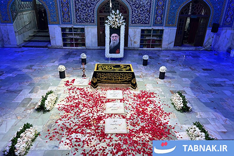 عکس: اقامه نماز و طواف و خاکسپاری پیکر مطهر رهبر شهید انقلاب در حرم مطهر رضوی