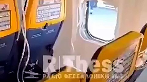 نجات معجزه‌آسای مسافر هواپیمای رایان‌ایر