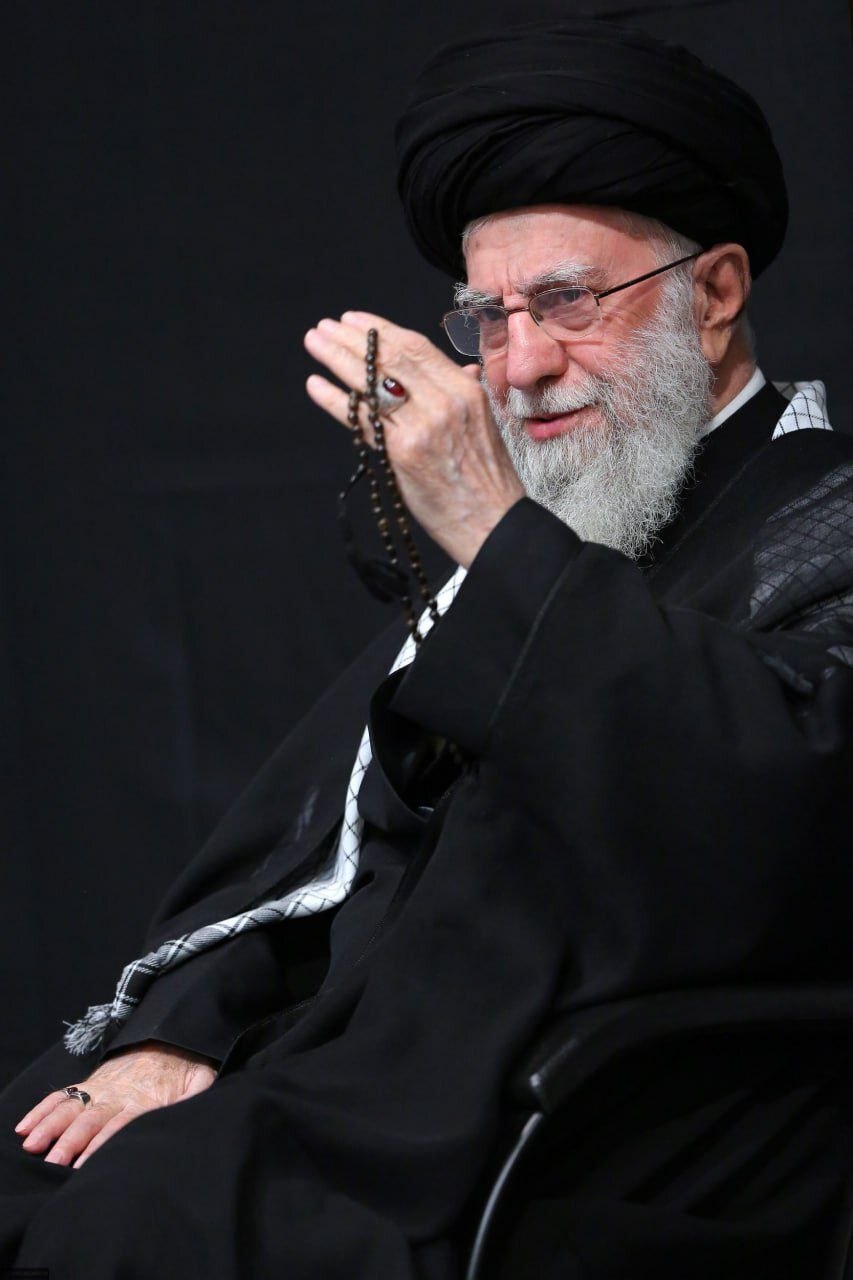عکس: قاب ماندگار از رهبر شهید در مراسم ماه محرم