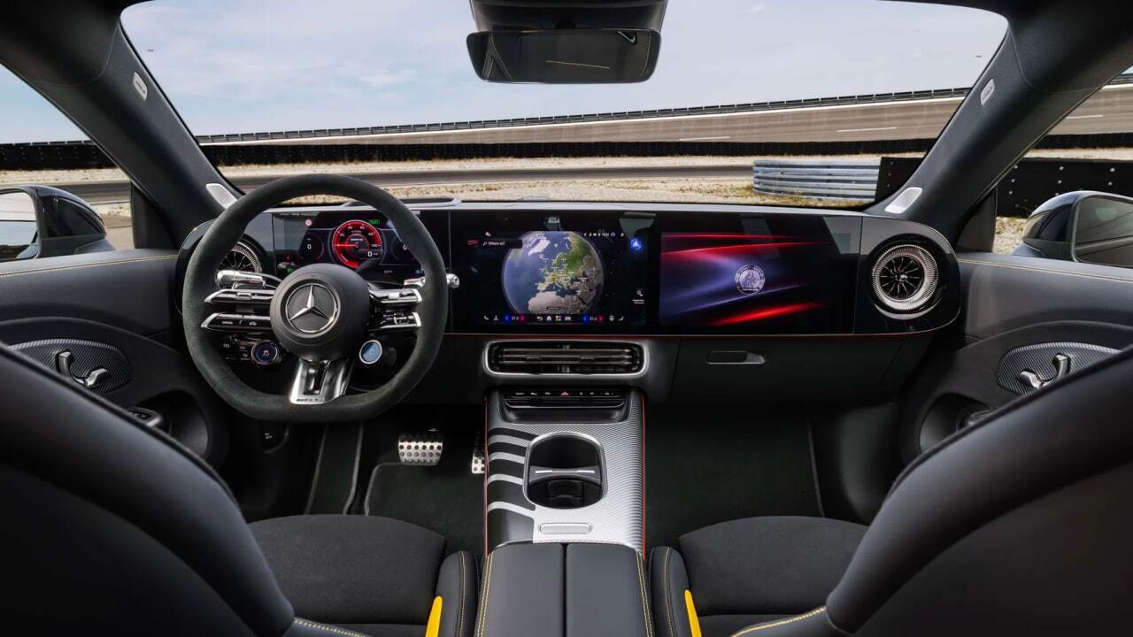  مرسدس بنز با CLA ۴۵ AMG برقی، تعریف خودرو‌های اسپرت را از نو نوشت؛ ۶۷۱ اسب بخار قدرت با صدای موتور چهار سیلندر!