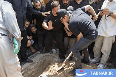 عکس: خاکسپاری مادر داریوش فرضیایی