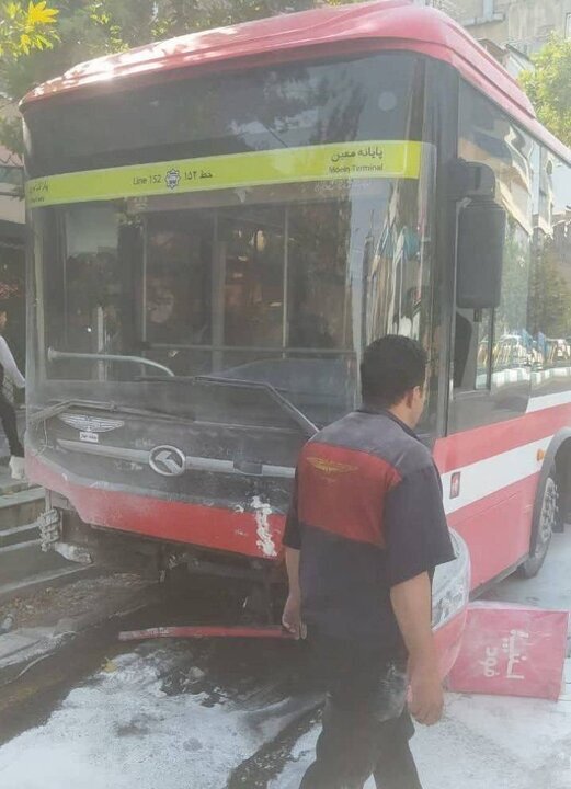 سانحه برای یک اتوبوس شهری در خیابان ولیعصر سانحه برای یک اتوبوس شهری در خیابان ولیعصر