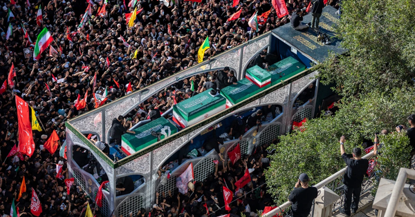 خودروی تشییع رهبر شهید در قلب تهران