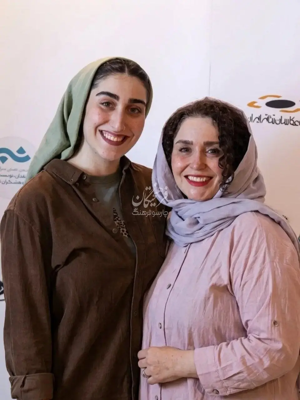 ژاله صامتی در کنار دخترش نیاز ژاله صامتی در کنار دخترش نیاز