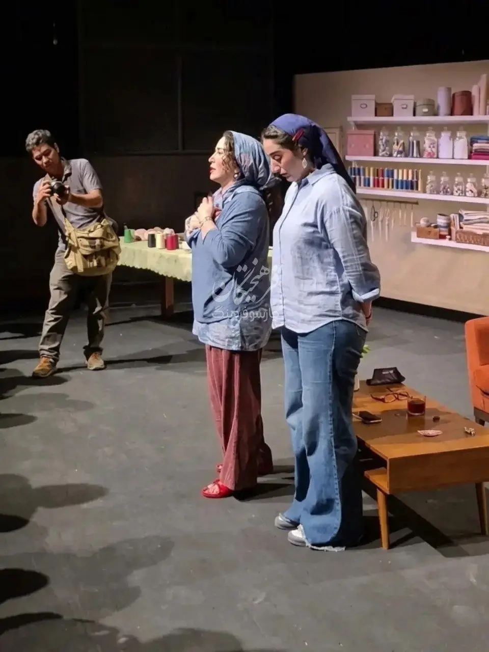 ژاله صامتی در کنار دخترش نیاز ژاله صامتی در کنار دخترش نیاز