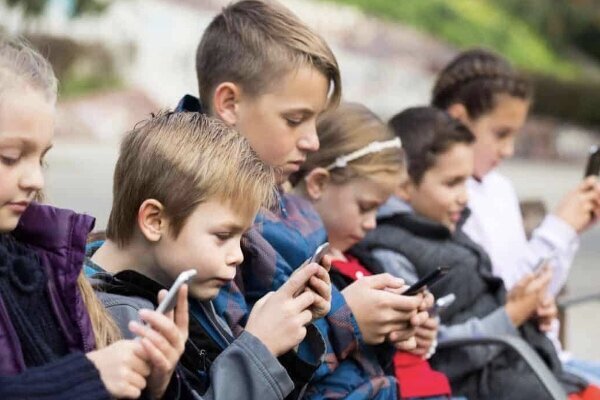 مکرون مهار اینترنت را در دست گرفت!