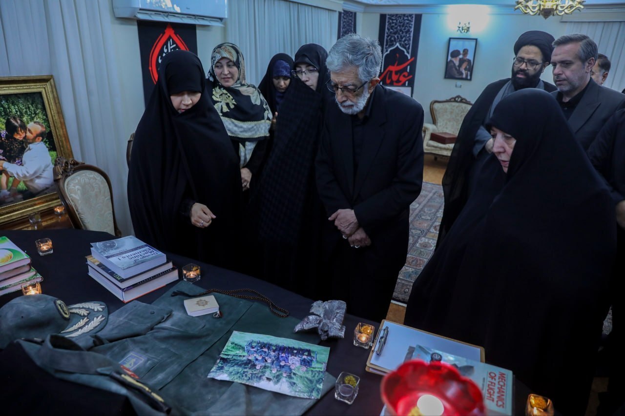 دیدار اعضای دفتر نشر آثار رهبرشهید با خانواده شهیدسلامی دیدار اعضای دفتر نشر آثار رهبرشهید با خانواده شهیدسلامی