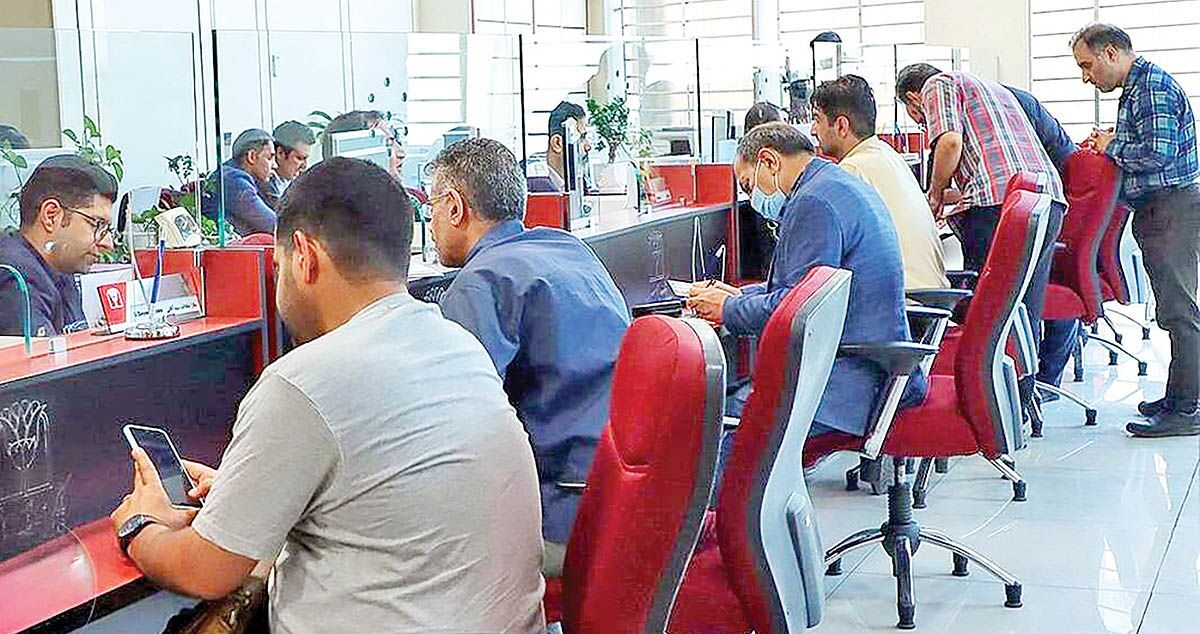 اختلال بانکی، گرفتاری مردم و یک پرسش جدی/ آیا پای نفوذ در میان است؟