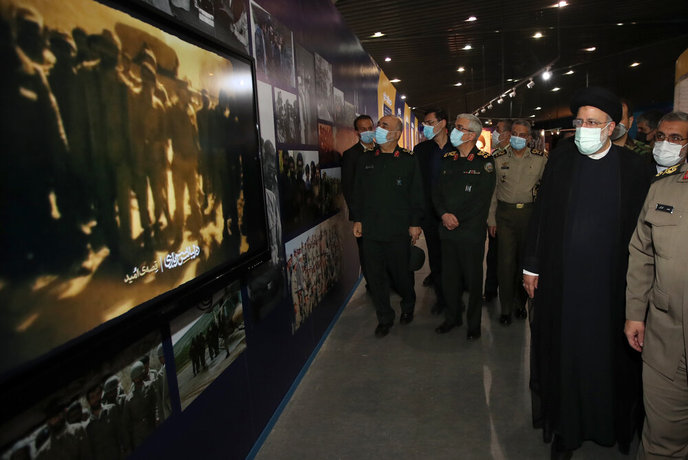 بازدید رئیسی از نمایشگاه ملی «در لباس سربازی»