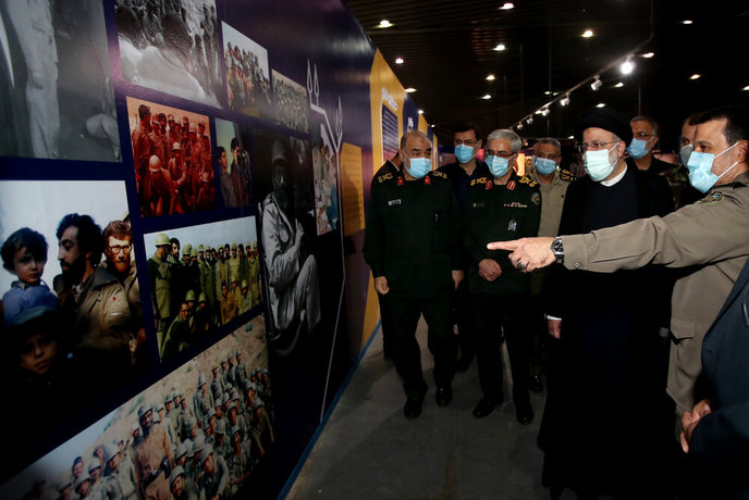 بازدید رئیسی از نمایشگاه ملی «در لباس سربازی»