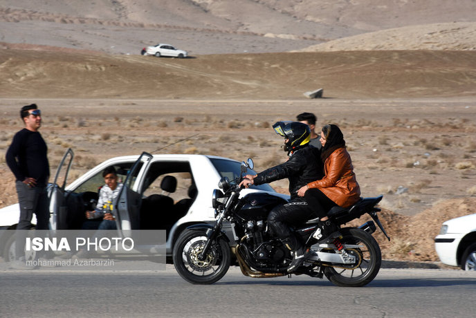 موتورسواری بی‌باک بانوان درحاشیه‌ پارک‌ملی کلاه قاضی