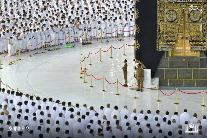 نخستین نماز در مسجد الحرام بدون فاصله اجتماعی
