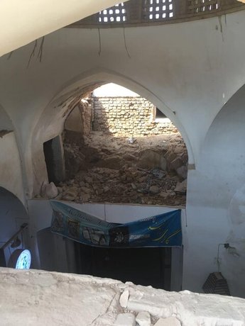  تخریب طبقه دوم یکی از حجره‌های بازار حاجی قنبر در بخش شرقی تکیه 