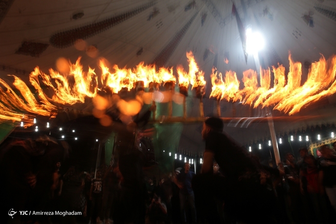 گزارش تصویری از آئین سنتی «مشعل گردانی» عراقی های مقیم تهران 