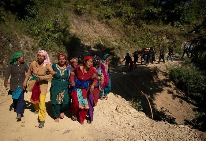 جاجارکوت، نپال بازماندگان در مراسم تشییع جنازه کشته شدگان زلزله جاجارکوت که بیش از 100 کشته برجای گذاشت.