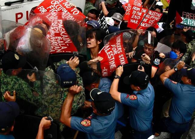 مانیل، فیلیپین معترضان در جریان تظاهرات حامی فلسطین در نزدیکی سفارت آمریکا با پلیس درگیر شدند.