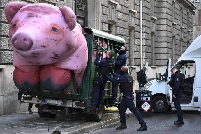 پاریس، فرانسه
پلیس تلاش می‌کند تا یک خوک بادی غول‌پیکر را در یک تریلر که خیابانی در نزدیکی وزارت کشاورزی را در جریان اعتراض صلح سبز علیه سیاست‌های کشاورزی و تأثیرات زیست‌محیطی کشاورزی صنعتی مسدود کرده بود، از بین ببرد.