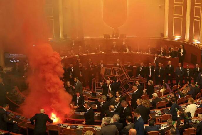 تیرانا، آلبانی
یکی از نمایندگان حزب دموکرات، بزرگترین حزب اپوزیسیون کشور، در جریان یک تظاهرات در داخل پارلمان، شراره ای روشن کرد.