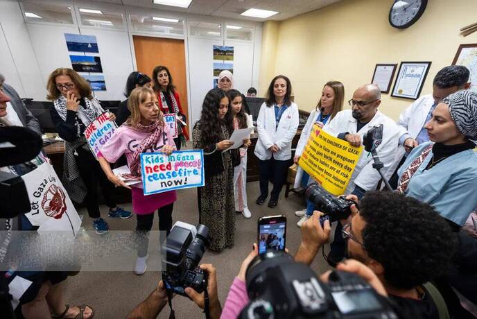 فعالان انجمن زنان آمریکا در دفتر سناتور تامی بالدوین ویسکانسین در واشنگتن دی سی گرد هم می آیند. این گروه ها به دنبال آن بودند که سناتورهای زن را ترغیب کنند تا خواستار آتش بس اسرائیل در غزه شوند.