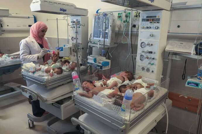 رفح، نوار غزه
یک پزشک فلسطینی از نوزادان نارس که از بیمارستان الشفا در شهر غزه تخلیه شده اند، قبل از انتقال آنها از جنوب غزه به مصر مراقبت می کند.