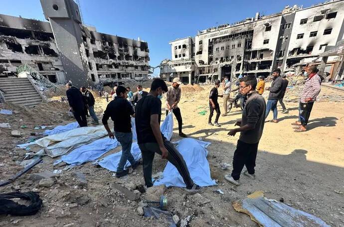 شهر غزه ـ کشف گور دسته جمعی حاوی ده ها جسد در حیاط بیمارستان الشفا 