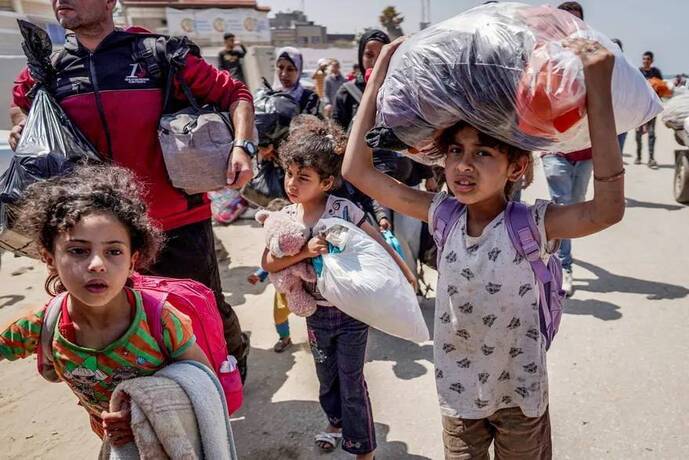 نصیرات، نوار غزه ـ آوارگان فلسطینی در امتداد جاده ساحلی الرشید در تلاش برای بازگشت به شهر غزه