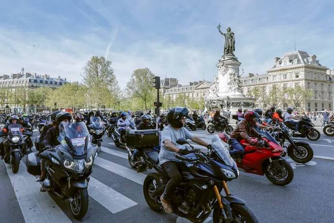 پاریس، فرانسه ـ موتورسواران با عبور از میدان جمهوری در اعتراض به معرفی معاینه فنی برای موتورهای دوچرخ.