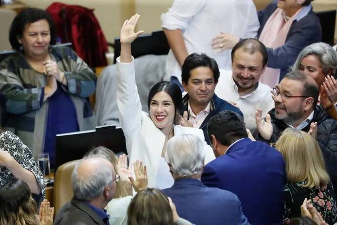 والپارایسو، شیلی ـ کارول کاریولا پس از انتخابش در مقر کنگره دست تکان می دهد. این اولین بار در تاریخ 112 ساله این کشور است که یکی از اعضای حزب کمونیست به عنوان رئیس جمهور انتخاب می شود.