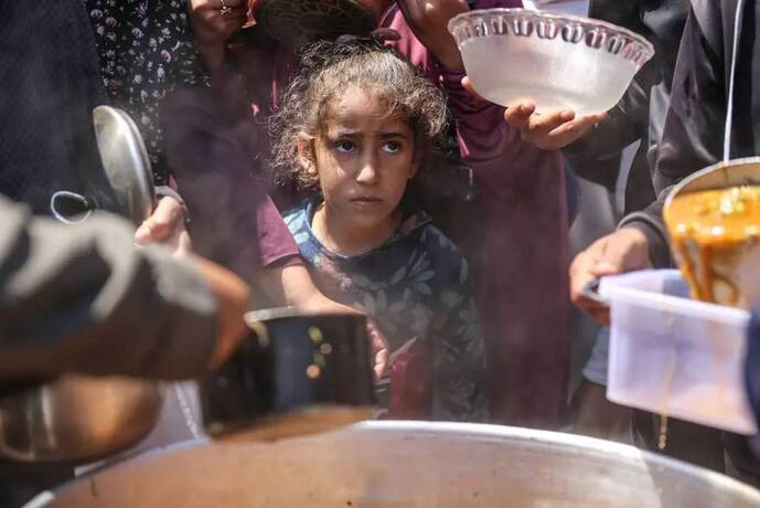 دیرالبلاح  نوار غزه ـ دو هفته پس از حمله اسرائیل فلسطینیان جیره غذایی  اهدایی دریافت می کنند.