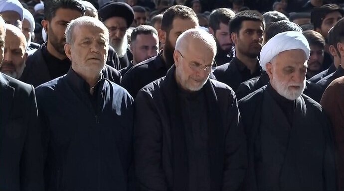  سران قوا پزشکیان، قالیباف و محسنی اژه ای در صف اول نمازحضور داشتند. 