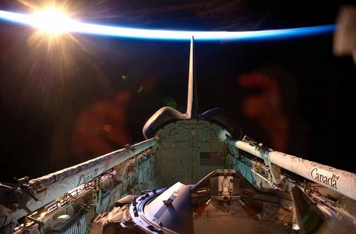 7 مارس 2011/ تصویر زیبای طلوع خورشید که توسط دیسکاوری ثبت شده/ Photo by NASA via Getty Images