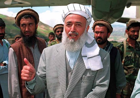 1998: ربانی در فرودگاه فیض آباد با خبر نگاران صحبت می کند، او در سال 1996 توسط طالبان از قدرت کناره گذاشته شد