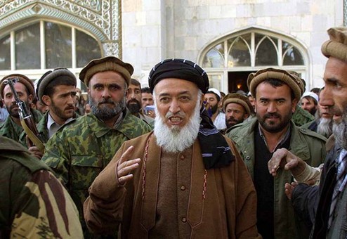 2001: برهان الدین ربانی در جمع هوادارانش پس از اقامه نماز جمعه در مسجد پل خشتی کابل
