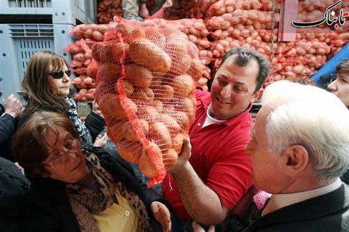 کشاورزان یونانی برای کمتر آسب دیدن از واسطه گری در بازار این کشور اقدام به عرضه مستقیم کحصولات هود در میان مردم کردند. روز گذشته کشاورزان شهر تسالونیکی بیس از 50 تن سیب زمینی را بین مردم این کشور توزیع کردند.
