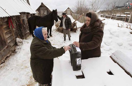 اکتیابسکی: یک زن روستای در حال انداختن رای خود به یک صندوق سیار