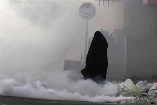 17 فوریه 2012: یک زن معترض در میان دود برخاسته از یک گاز اشک اوری که از سوی نیروهای پلیس شلیک شده است.
REUTERS/Hamad I Mohammed
