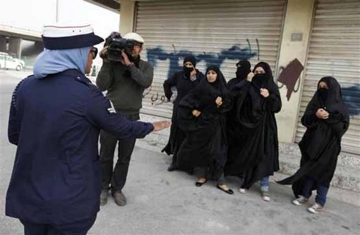 17 فوریه 2012: یک پلیس زن بحرینی در حال تذکر دادن به زنان معترض در مقابل دوربین تلویزیونی
REUTERS/Hamad I Mohammed
