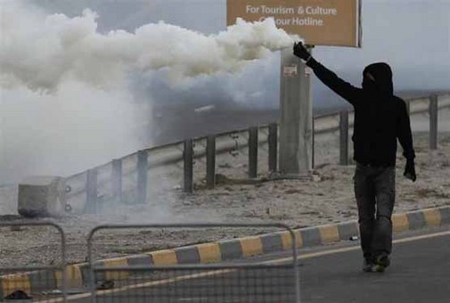 9 مارس 2012: یک معترض بحرینی با یک گاز اشک آور در میدان لولو منامه
REUTERS/Hamad I Mohammed
