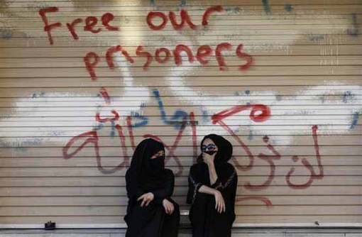 
10 مارس 2012: دو زن معترض بحرینی در خیابانی که روی دیوار ان شعار ازادی زندانیان سیاسی این کشور نوشته شده است نشسته اند.
REUTERS/Hamad I Mohammed
