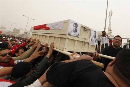 19 مارس 2012: مراسم تشییع جنازه صبری مافوز که براثر استشاق گازهای سمی در جریان راهپیمایی اعتراضی جان باخت.
REUTERS/Hamad I Mohammed
