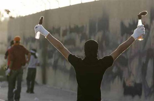 19 مارس 2012: یک معترض بحرینی با یک کوکتل مولوتف در خیابان های جنوب منامه
REUTERS/Hamad I Mohammed
