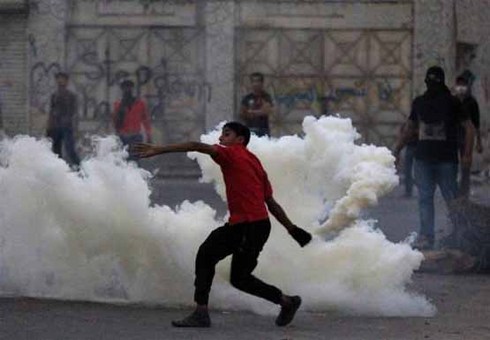 20 مارس 2012: پرتاب یک نارنجک دودزای از سوی معترضان به سوی نیروهای امنیتی
REUTERS/ Ahmed Jadallah
